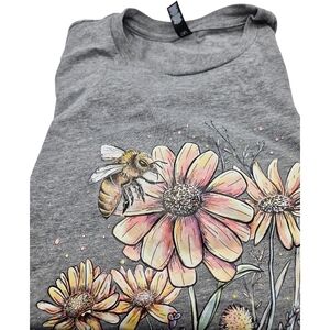 👕 ASCOLOUR Bee With Wildflowers Womens Gray T-Shirt Medium